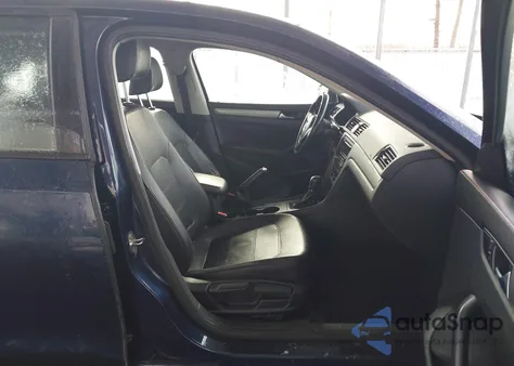 2015 Volkswagen Passat 1.8T Wolfsburg Edition z USA, uszkodzony, nr VIN 1VWAT7A37FC036561